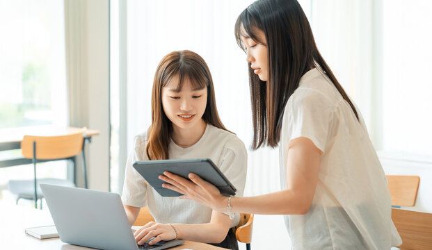 ミーティングをする2人の女性・ビジネスウーマン