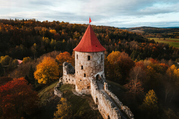 Naklejka premium beautiful autumn concept in cesis latvia hermoso concepto otoñal en cesis letonia magnifique concept automnal à cesis en lettonie letonya sonbahar kale sato