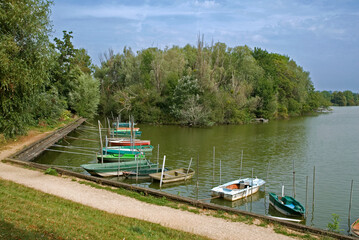 Fototapeta premium Le Port aux Cerises, Base régionale de plein air et de loisirs en bord de seine, 91, Essonne, France