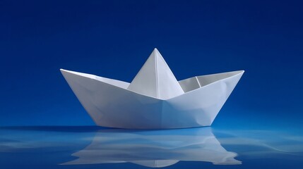 Obraz premium Classic Sail White Paper Boat Afloat