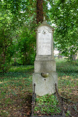 sehr alter Grabstein mit einer Weihwasserschale Alter Südfriedhof München