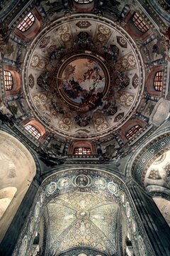 Foto ini memperlihatkan interior megah dari sebuah gereja atau katedral bergaya Bizantium atau Barok, dengan fokus pada kubah (dome) yang sangat detail dan penuh ornamen. Bagian tengah kubah dihiasi l