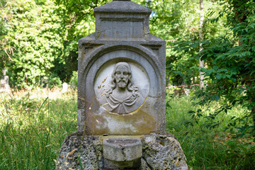 sehr alter Grabstein mit dem Kopf von Jesus alter Südfriedhof in München