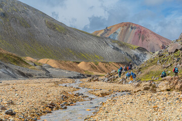 Départ de la randonnée de Bláhnúkur Brennisteinsalda, dans le Landmannalaugar, les Hautes Terres, avec ses roches de toutes les couleurs et aux formes douces, en Islande