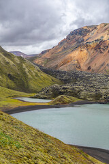 Douceur pastel du lac de Frostastaðavatn, dans le Landmannalaugar, les Hautes Terres, avec ses roches de toutes les couleurs et aux formes douces, en Islande