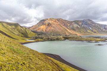 Douceur pastel du lac de Frostastaðavatn, dans le Landmannalaugar, les Hautes Terres, avec ses roches de toutes les couleurs et aux formes douces, en Islande