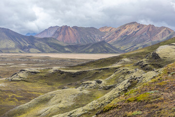 Douceur pastel autour du lac de Frostasta&eth;avatn, dans le Landmannalaugar, les Hautes Terres, avec ses roches de toutes les couleurs et aux formes douces, en Islande