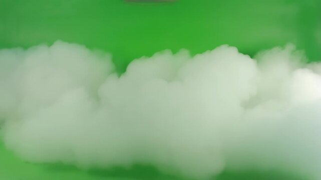 Mystischer Nebel auf Chroma Key Greenscreen &ndash; d&uuml;stere Halloween-Atmosph&auml;re