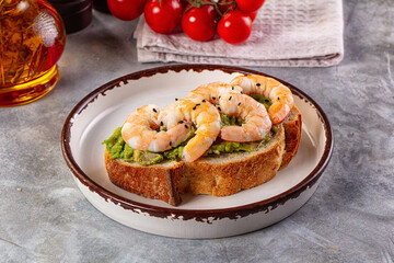 Sandwich with prawn and avocado