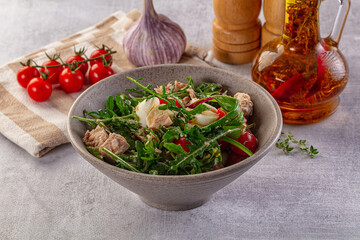 Green salad with canned tuna
