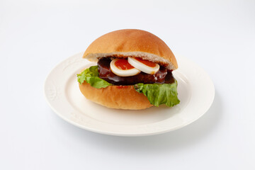 お皿にのせたテリヤキバーガー 白背景