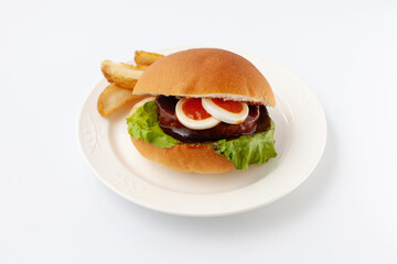 お皿にのせたテリヤキバーガー 白背景