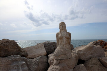 Meerjungfrau-Skulptur aus wei&szlig;em Stein in Piran, Slowenien