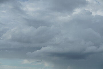 Wilder, reiner, lebhafter wolkiger Himmel aus gro&szlig;en luftigen Wolken Gebilden