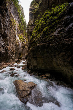 Partnachklamm in Bayern mit Wildbach und steilen Felsw&auml;nden &ndash; beeindruckende Naturkulisse in den Alpen