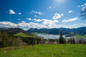 Panoramablick von der Schliersberg Alm auf den Schliersee und die bayerischen Alpen