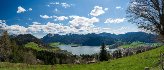 Panoramablick von der Schliersberg Alm auf den Schliersee und die bayerischen Alpen