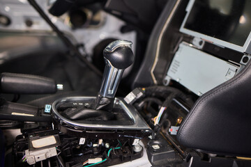 Obraz premium This luxury car interior showcases an elegant design complete with an automatic gear shift feature