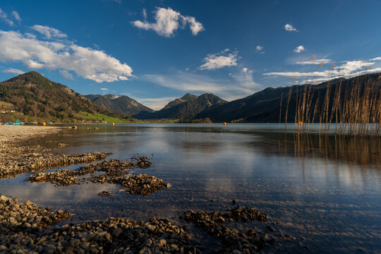 Schliersee mit Alpenpanorama und ruhigem Wasser bei Abendlicht &ndash; Fr&uuml;hling in Oberbayern