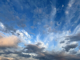 Sturmzerzauste Wolken im Abendlicht
