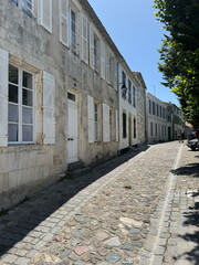 Alte Dorfstraße mit typischen Hausfassaden auf der Ile de Ré, Atlantikküste, Frankreich