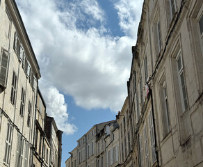 Historische Fassaden in der Altstadt von La Rochelle, Frankreich