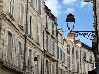 Historische Fassaden in der Altstadt von La Rochelle, Frankreich