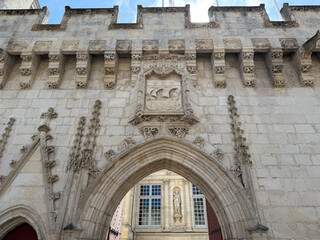 Das Wappen von La Rochelle an der Rathausmauer in der Altstadt, Frankreich