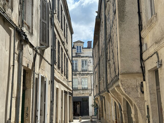 Historische Fassaden in der Altstadt von La Rochelle, Frankreich