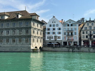 Historische Bauten am Limmatt-Ufer in der Altstadt von Zürich, Schweiz