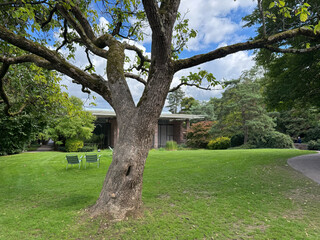 Garten und Fassade der Fondation Beyeler, ein modernes Kunstmuseum in Riehen bei Basel/Schweiz