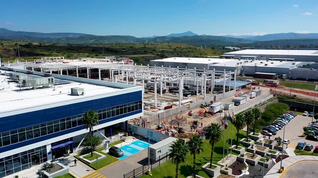 vista aerea de la construccion de una extension de fabrica industrial