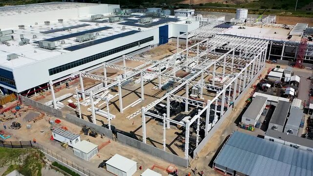 Construcci&oacute;n de nave industrial con estructura met&aacute;lica