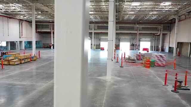 Espacio interior en construcci&oacute;n de nave industrial