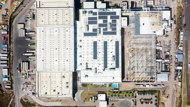 Complejo industrial con techos solares visto desde arriba