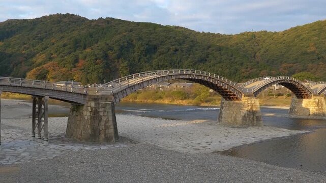 日本三名橋の１つ「錦帯橋」（ズームアウト）：山口県岩国市