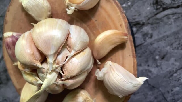 seen from above video of garlic on a wooden stand