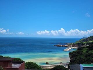 Naklejka premium The Yin-Yang Sea in Ruifang, New Taipei City, Taiwan, is famous for its striking contrast of yellow-brown bay water and the deep blue ocean, caused by mineral deposits from the nearby Jinguashi mounta