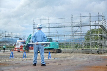 建築工事の点検をする現場監督