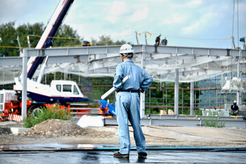 建築工事の点検をする現場監督