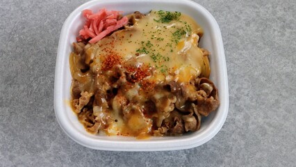 日本のファストフード店のチーズ牛丼