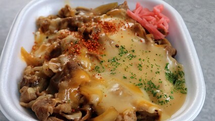 日本のファストフード店のチーズ牛丼