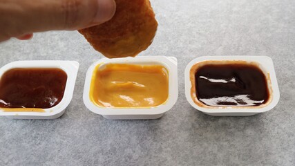 チキンナゲットにソースをつける人物
