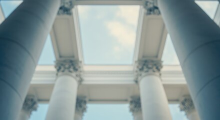 Obraz premium Blurred view of classic columns and a skylight