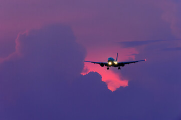飛行機　美しい 　光　雲　空　を背景に飛ぶ　航空機