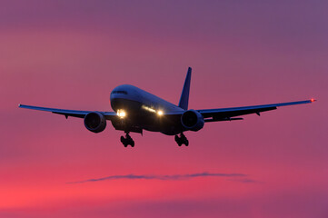 飛行機　美しい 　光　雲　空　を背景に飛ぶ　航空機