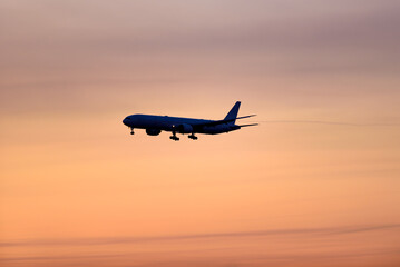 飛行機　美しい 　光　雲　空　を背景に飛ぶ　航空機