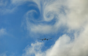 飛行機　美しい 　光　雲　空　を背景に飛ぶ　航空機