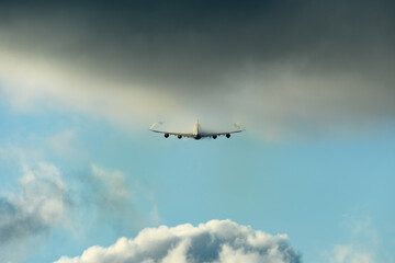 飛行機　美しい 　光　雲　空　を背景に飛ぶ　航空機