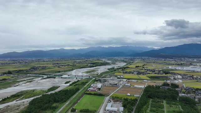 黒部川河口上空から見た黒部川の流れや黒部川扇状地の様子